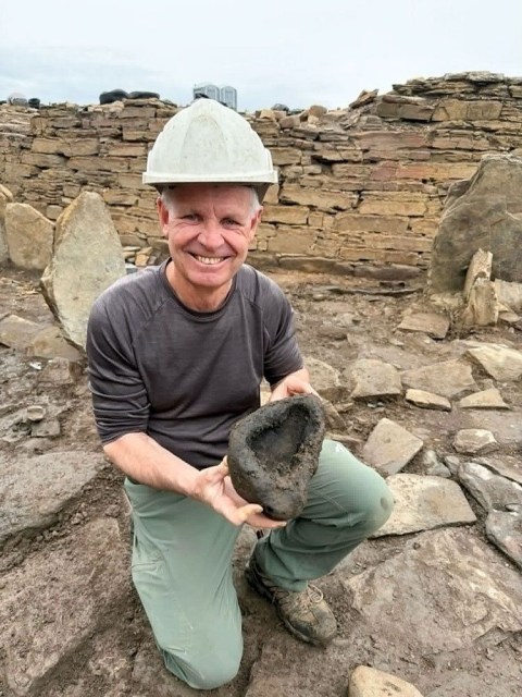 Craig and the stone “lamp” (or food vessel) he found in Structure O at The Cairns Iron Age site. Today’s dig diary is now online at archaeologyorkney.com (📷 Holly Young)