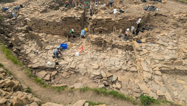 The dig diary for day 13 of excavation at The Cairns, Orkney, is now available online at archaeologyorkney.com. (📷 Iain Healy)