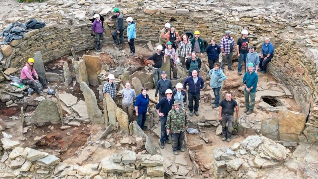 The Cairns 2026 team gather inside the broch for a photograph on the last day of excavation. The final dig diary is now available at archaeologyorkney.com (📷 Iain Healy)