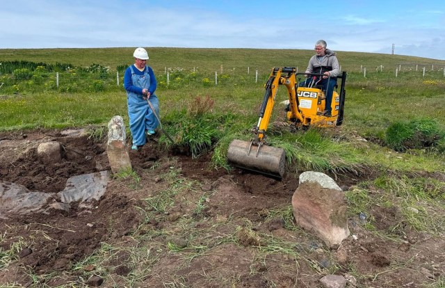 Spurness, Sanday, #Orkney: An exciting day on site - it seems out Neolithic structure might be  bigger than we thought. (📷 Holly Young)