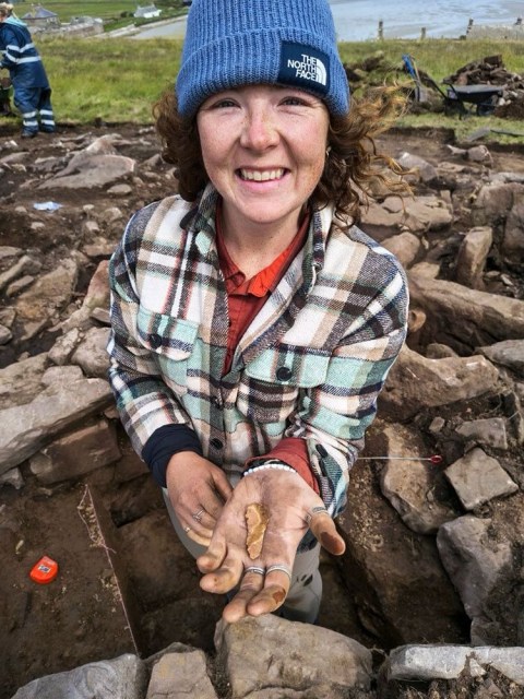 Holly with the fine flint blade found today, day six of the Spurness 2026 dig, Sanday, Orkney. (📷 Jane Downes/Holly Young)