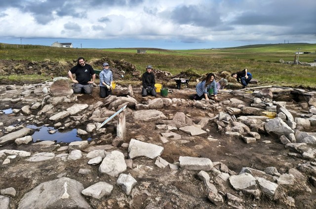 A new batch of UHI Archaeology Institute students as we begin the third week of excavation at Spurness, Sanday. Today's diary now online at archaeologyorkney.com. (📷 Jane Downes)