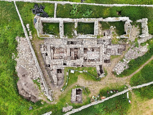 An update on the final week of excavation at Skaill farm, Rousay, Orkney, is now available at archaeologyorkney.com. (📷 Lindsey Kemp)