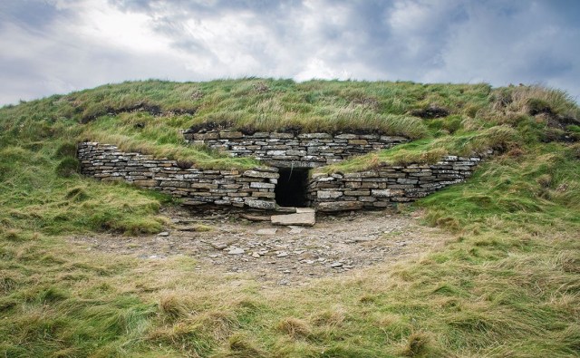 A team from ORCA will be carrying out excavations around the Neolithic Tomb of the Eagles, South Ronalday, Orkney, from August 24-September 11. Details at archaeologyorkney.com. (📷 Sigurd Towrie)