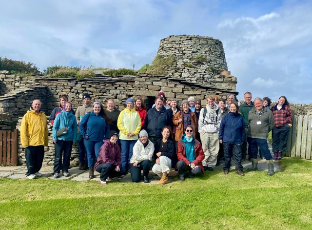 To mark the start of the new academic year, 27 of our new undergraduate and postgraduate students took part in a field trip around the Heart of Neolithic Orkney World Heritage site with Jane Downes, Colin Richards and Rebecca Younger. The group is pictured at the final stop of the day, Kirbuster Farm in Birsay. (📷 Sigurd Towrie)